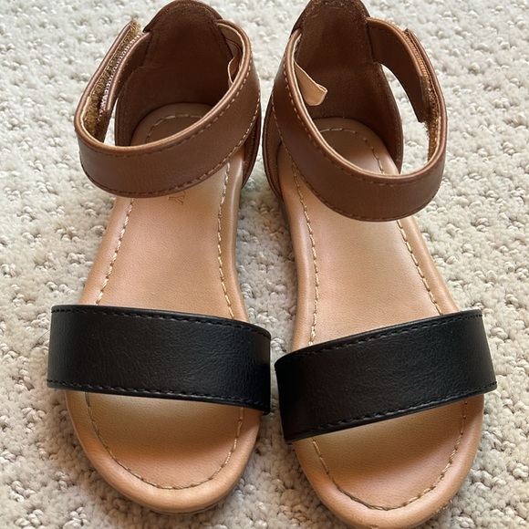 Stylish Brown and Black Kids Sandals
Old Navy size 7 - Picture 2 of 4